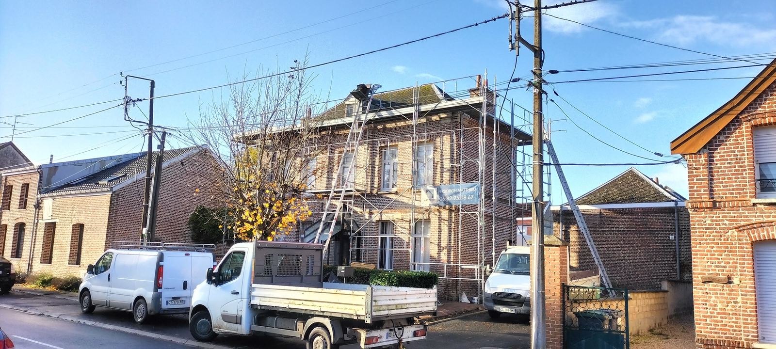 Fachada y techumbre en obra
